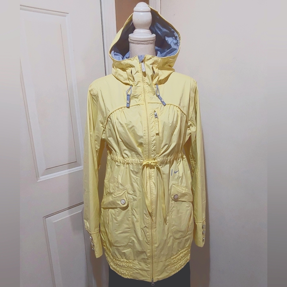 🌺 Near New NIKE Ski/Snowboarding Jacket